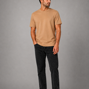 Mace T-shirt Glans heren – kleur camel, gedragen door model