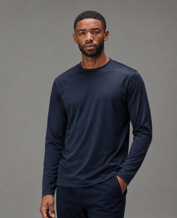 Mace Tee Glans Lange Mouw heren – kleur navy, gedragen door model